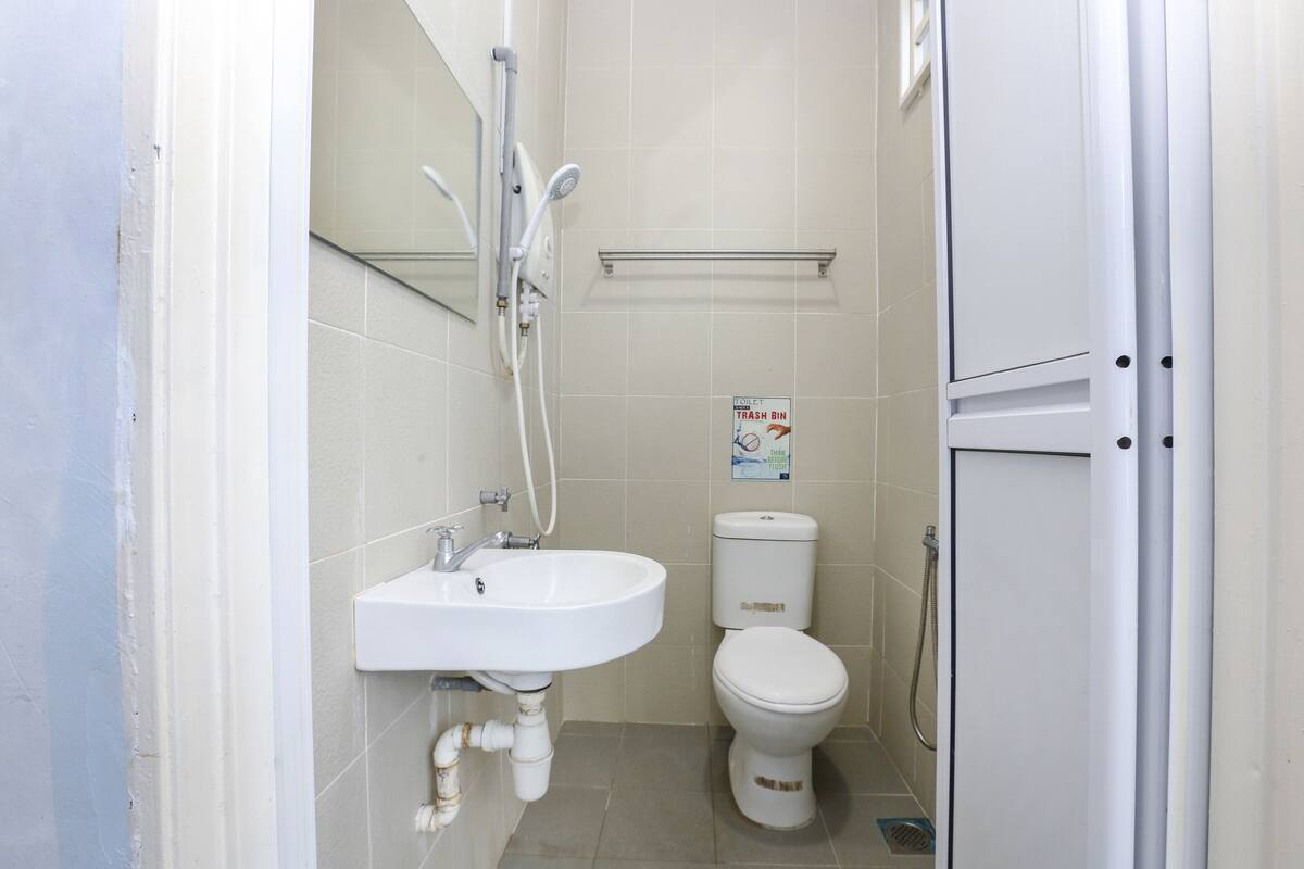deluxe single room | bathroom | shower, bidet, towels