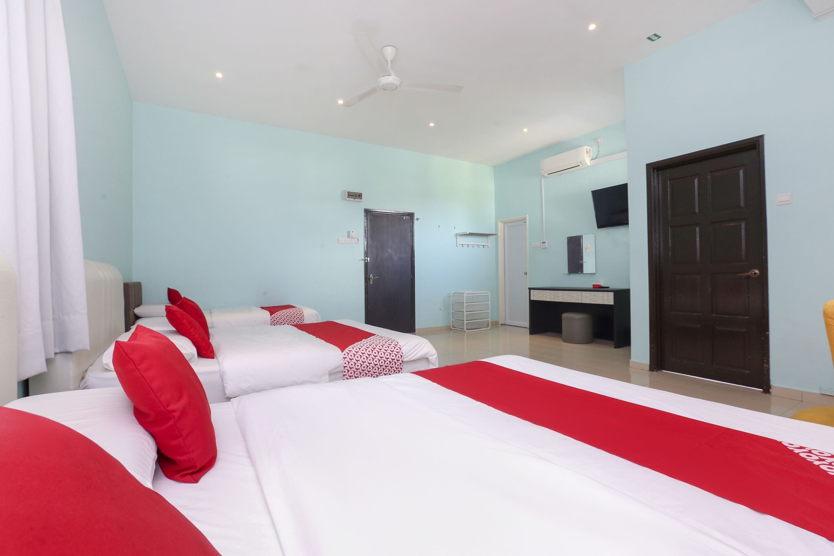 Desk, free WiFi, bed sheets