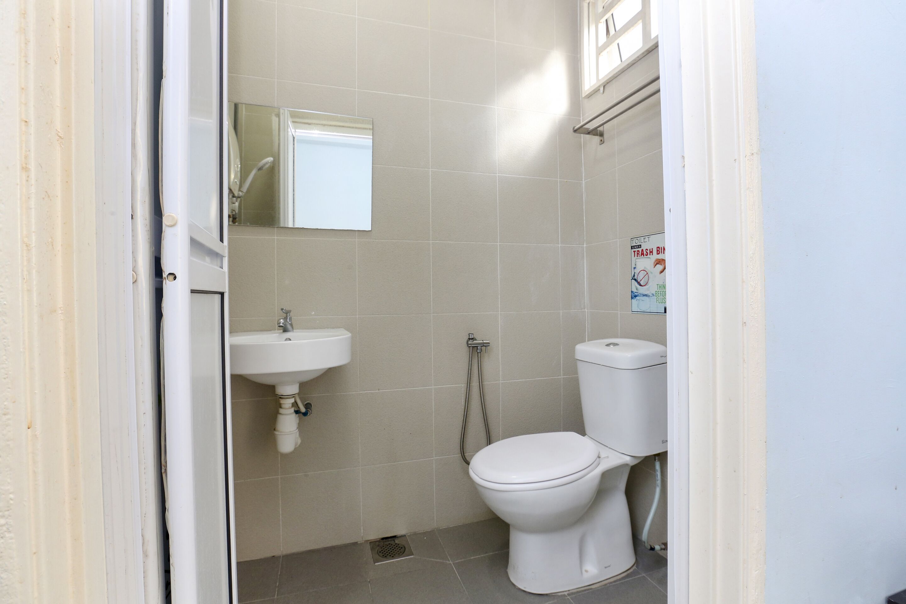 deluxe twin room | bathroom | shower, bidet, towels