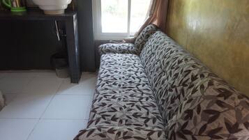 Kamar Double Standar | Area keluarga | Televisi layar datar 32-inci dengan saluran TV kabel dan TV