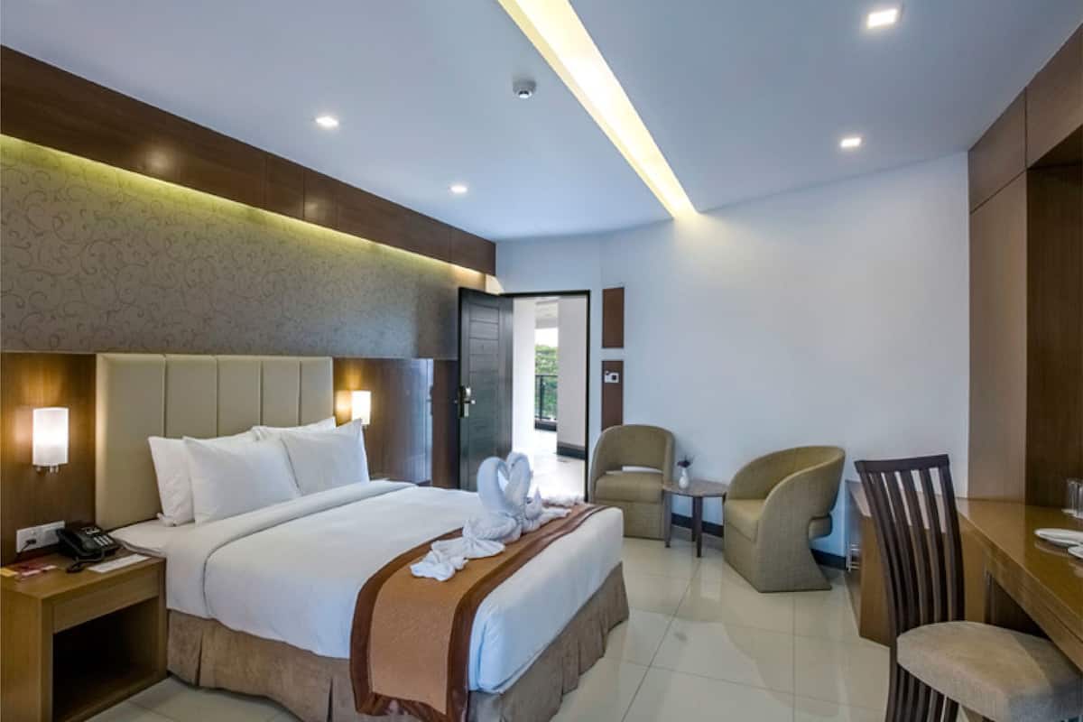 华丽双人房, 1 张大床, 吸烟房, 湖景 | 高档床上用品、迷你吧、客房内保险箱、办公桌