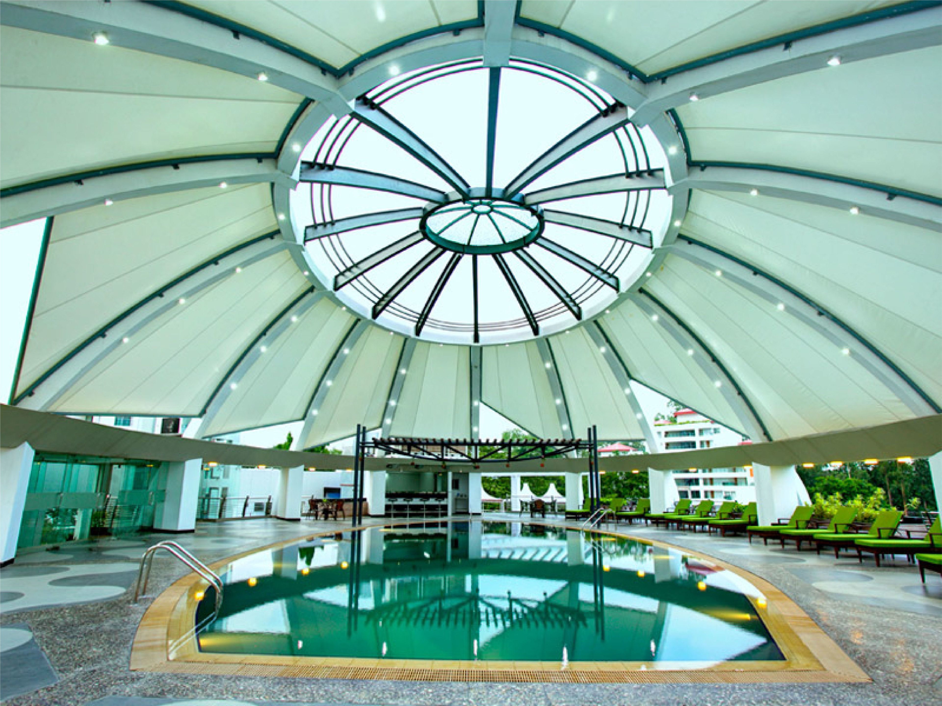 Una piscina cubierta