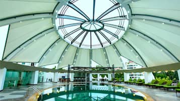 Una piscina cubierta