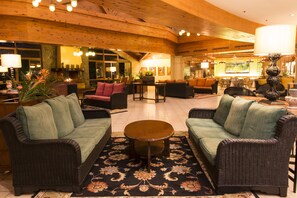 Lobby sitting area - The Forest Lodge at Camp John Hay (Baguio)