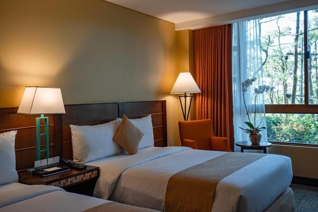 Minibar, skrivebord, blendingsgardiner og strykejern/-brett