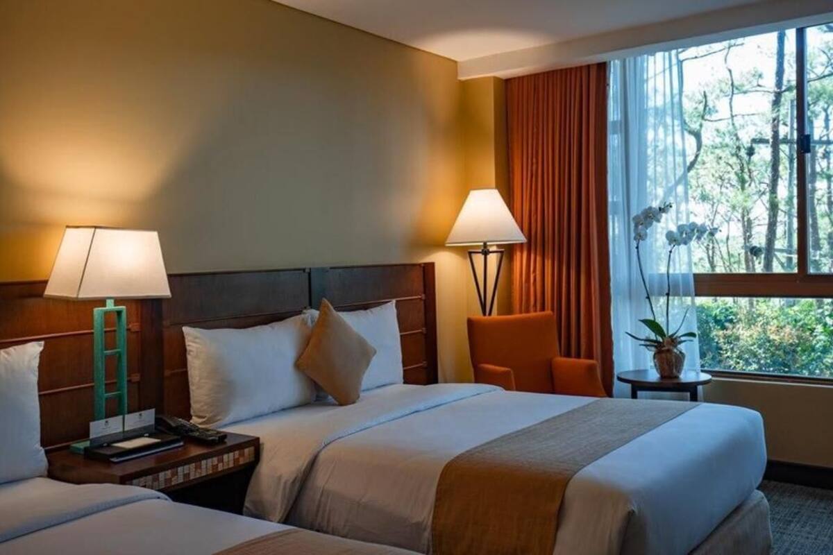 Minibar, skrivebord, blendingsgardiner og strykejern/-brett