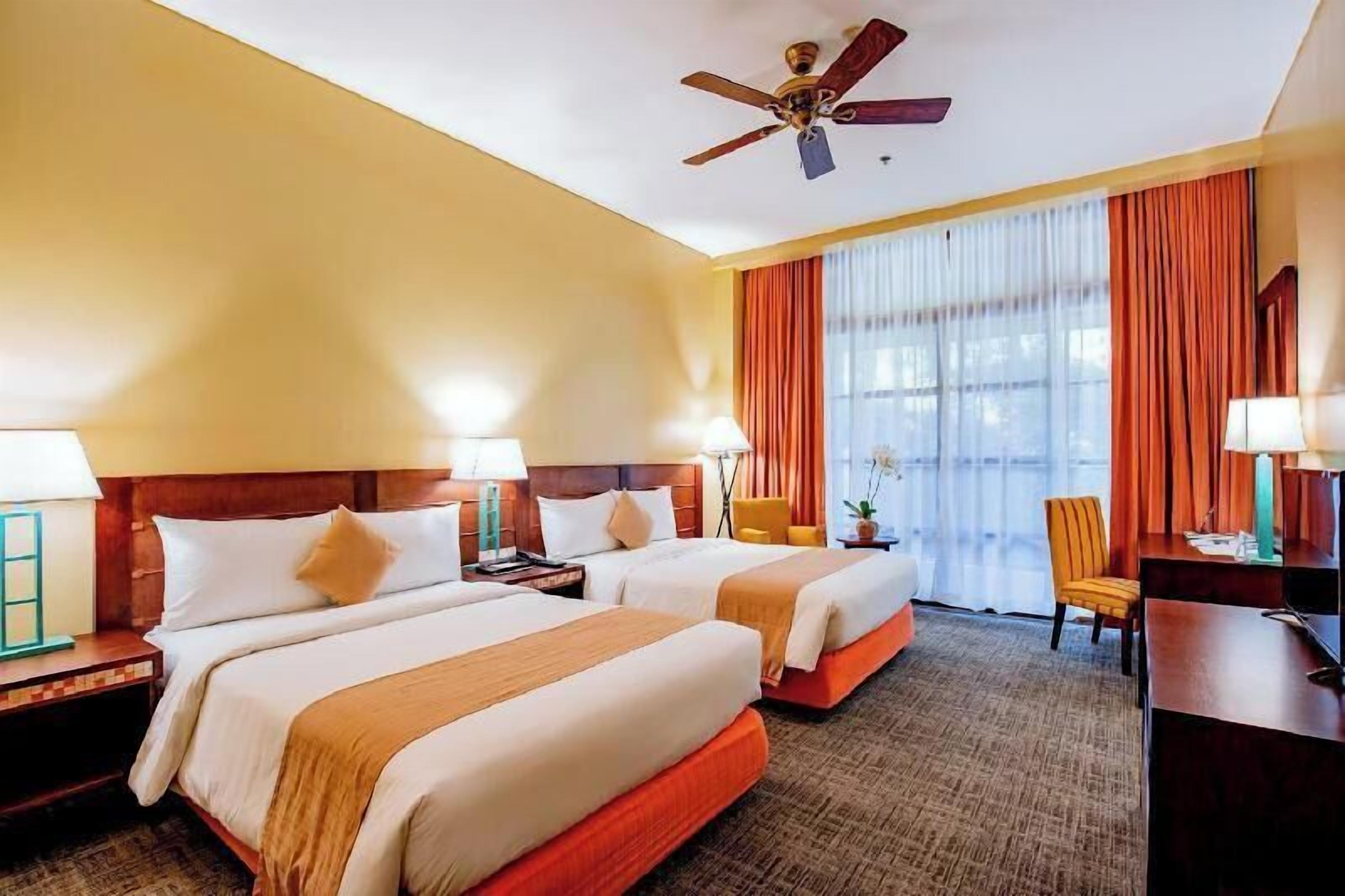 Minibar, bureau, rideaux occultants, fer et planche à repasser