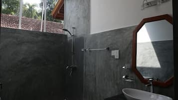 Shower, perlengkapan mandi gratis, pengering rambut, dan jubah mandi
