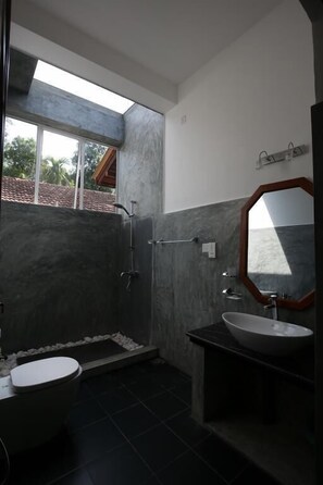 Dusche, kostenlose Toilettenartikel, Haartrockner, Bademäntel