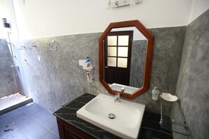 Douche, articles de toilette gratuits, sèche-cheveux, peignoirs