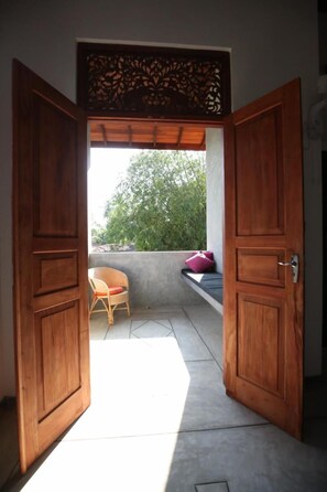 Douche, articles de toilette gratuits, sèche-cheveux, peignoirs