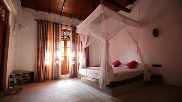 Desk, soundproofing, free WiFi