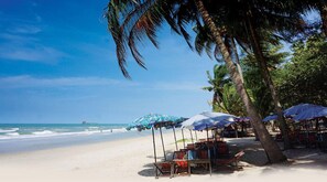 On the beach, white sand, beach shuttle - New Paradise Home Resort (Rayong)