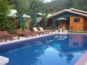 Bar en bord de piscine