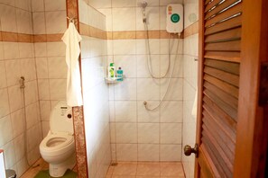 Kamar Klasik | Kamar mandi | Shower, pancuran hujan, pengering rambut, dan handuk