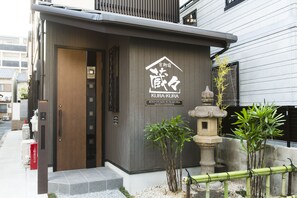 A building with a sign reading "KURA-KURA" and "KYC-oyado KURAKURA".