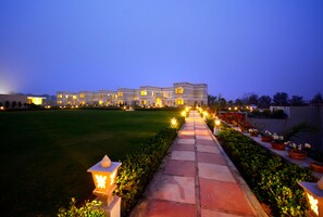 Mặt tiền nơi lưu trú - ban đêm