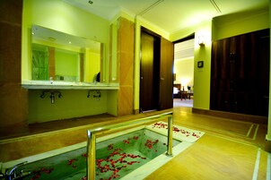 Habitación Confort doble, 1 habitación, piscina privada, vistas a la piscina | Servicios del cuarto de baño | Bañera y ducha independientes y artículos de higiene personal gratuitos