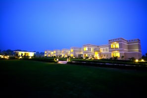 Mặt tiền nơi lưu trú - ban đêm