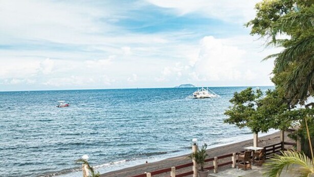 Trên bãi biển, lặn với ống thở 