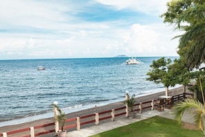 On the beach, snorkeling - Sierra Resort powered by Cocotel (Dauin)