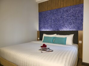 Chambre Deluxe | Minibar, coffres-forts dans les chambres, bureau, chambres insonorisées