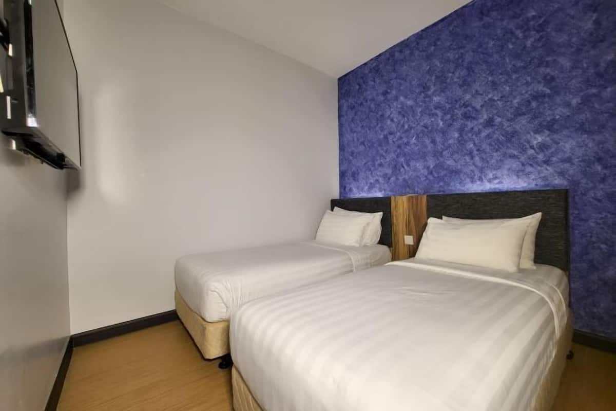 Minibar, caja de seguridad en la habitación y escritorio