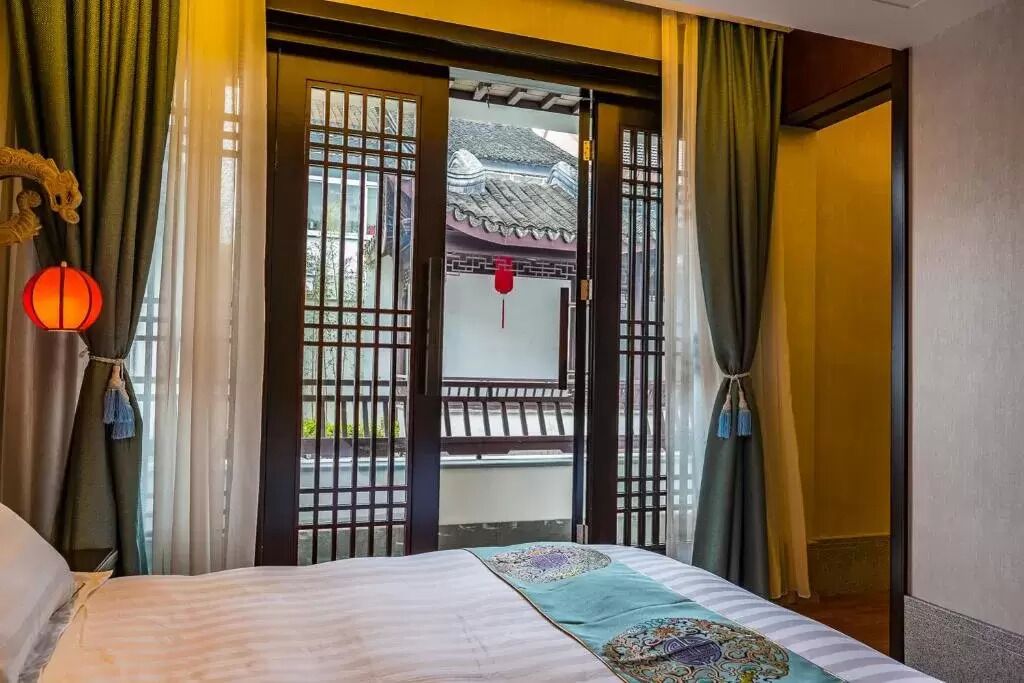 ميني بار وخزنة داخل الغرفة ومكتب وستائر تعتيم