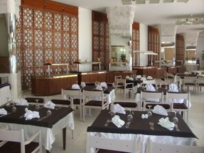 Breakfast, lunch, dinner served; local cuisine  - Hotel Corniche Palace (Bizerte)