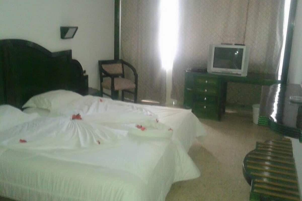 Free cribs/infant beds, free WiFi