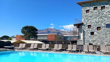 Alberca al aire libre por temporada y sombrillas en la alberca