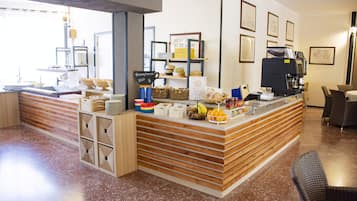 Tägliches Frühstücksbuffet (16 EUR pro Person)