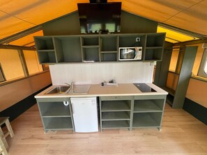 Deluxe Tent | Private kitchen | Fridge, coffee/tea maker, electric kettle, highchair - Hotel Camping Europa (Domaso)