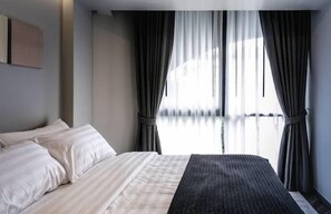 Escritorio, wifi gratis y ropa de cama