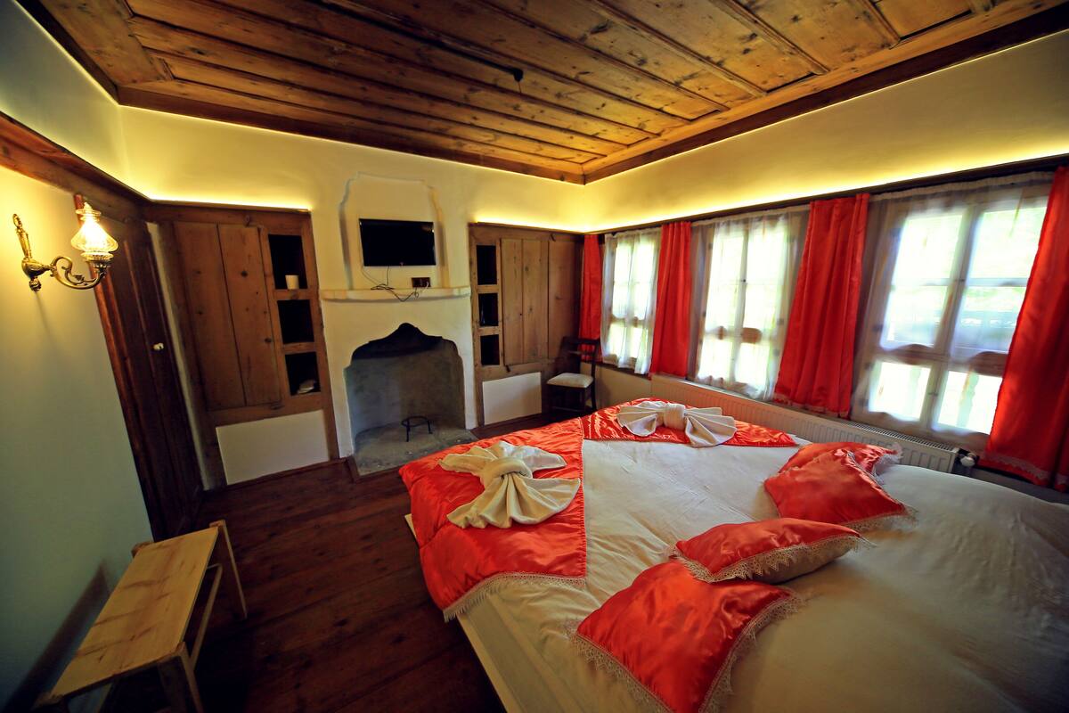 standard room | laptop workspace, free cots/infant beds, rollaway beds, free wifi