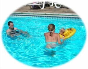 Innenpool, Außenpool, Liegestühle
