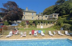 Indoor pool, outdoor pool, sun loungers - Eversley Hotel (Ventnor)