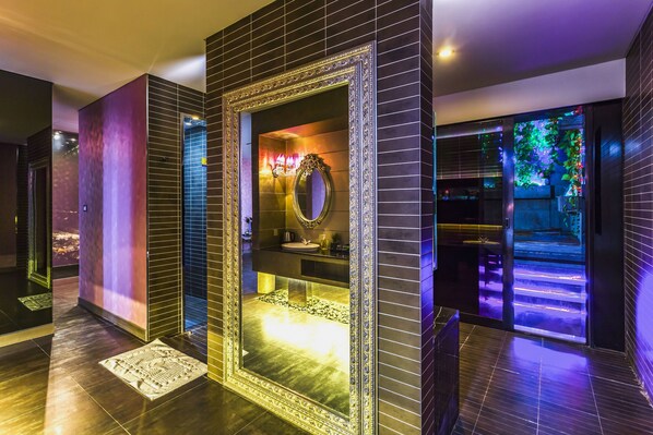 Minibar, caja de seguridad en la habitación y escritorio