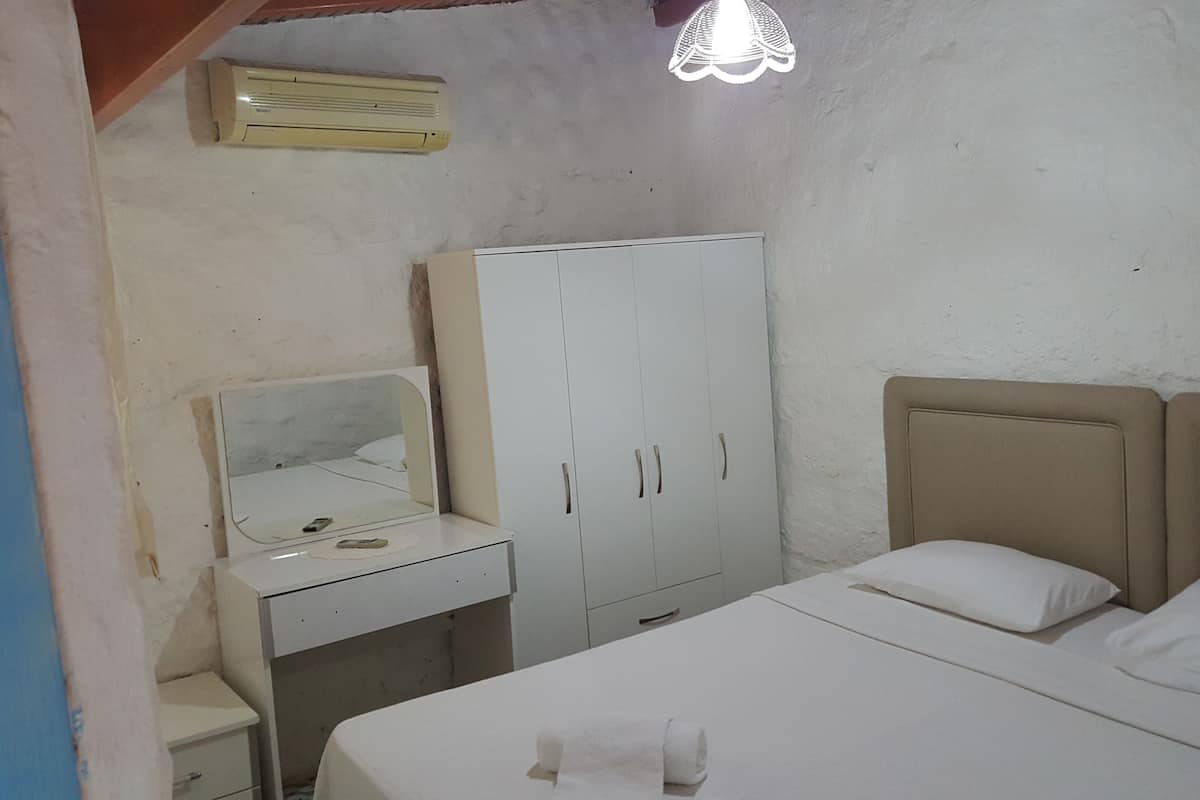 Standaard tweepersoonskamer, op benedenverdieping | Luxe beddengoed, een strijkplank/strijkijzer, gratis wifi