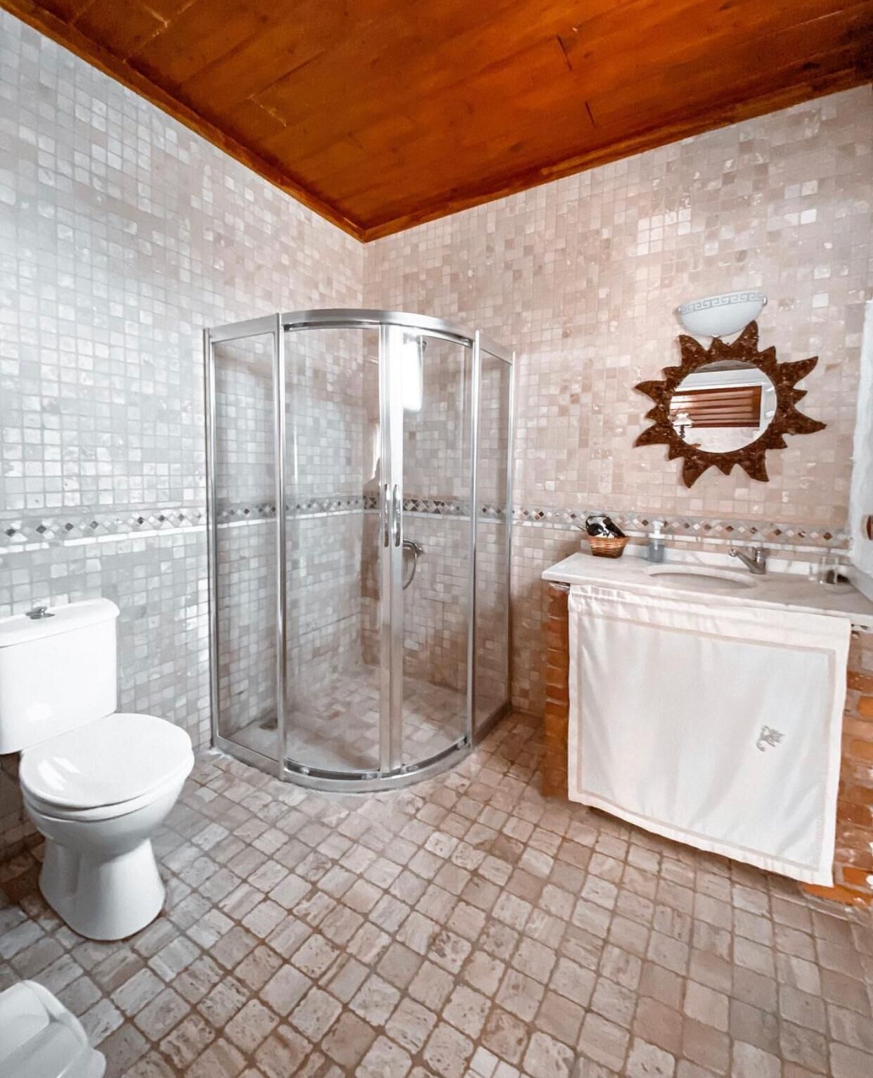 shower, hair dryer, towels, shampoo