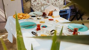 Her gün tam kahvaltı (kişi başı 10 EUR)