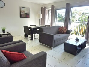2 Bedroom Family Apartment | Living area - Jadran Motel & El Jays Holiday Lodge (Labrador)