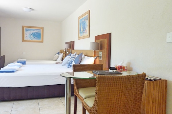 Twin King Studio Suite | Iron/ironing board, WiFi (free), bed sheets