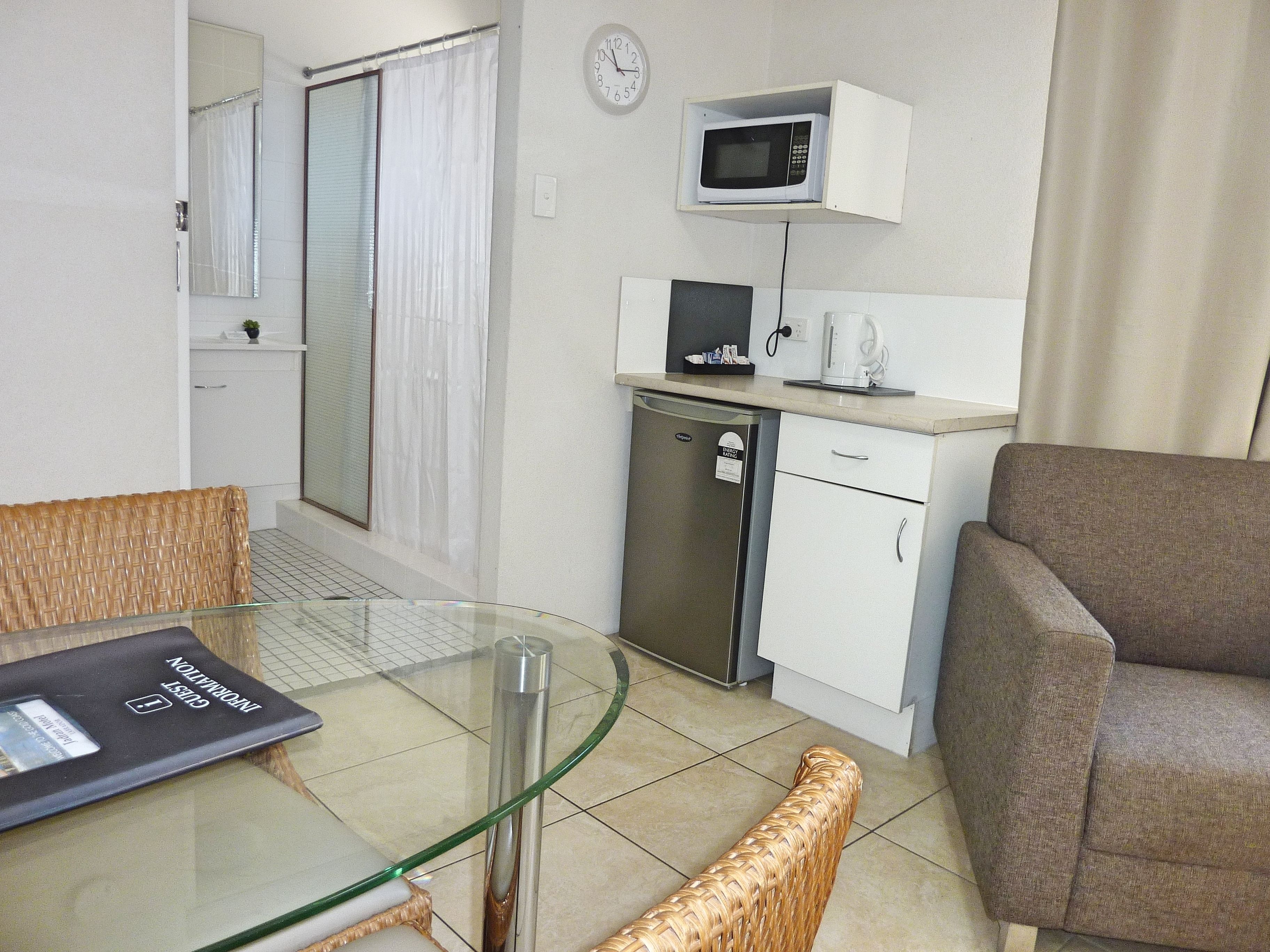 Twin King Studio Suite  | Iron/ironing board, free WiFi, bed sheets