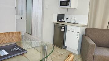 Twin King Studio Suite | Iron/ironing board, free WiFi, bed sheets