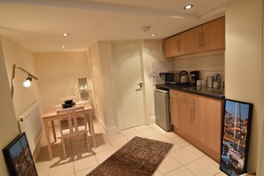 Studio Flat, 1 Double Bed and 1 Twin Bed | Private kitchen | Fridge, microwave, stovetop, electric kettle - Brighter Properties (London)
