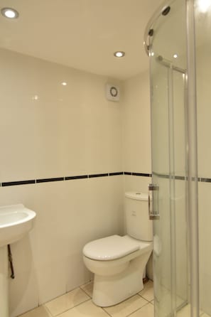 Habitación doble Confort | Baño | Regadera, amenidades de baño gratuitas, secadora de cabello, toallas 