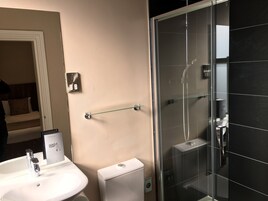 Ducha, artículos de tocador gratuitos, secador de pelo, toallas