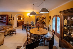 Daily continental breakfast (EUR 8.00 per person)