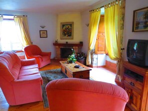 منزل - ٤ غرف نوم (Sol) | غرفة المعيشة | تلفزيون، مدفأة